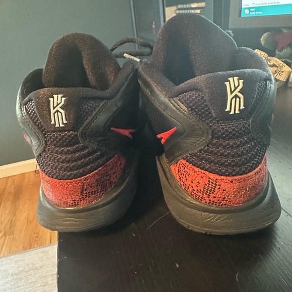 Nike Kyrie Infinity Bred Basketball Snickers - Picture 5 of 6